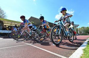 Rad-Spektakel im Stadion Biberach: Rund 100 Kinder stürmen die Bahn